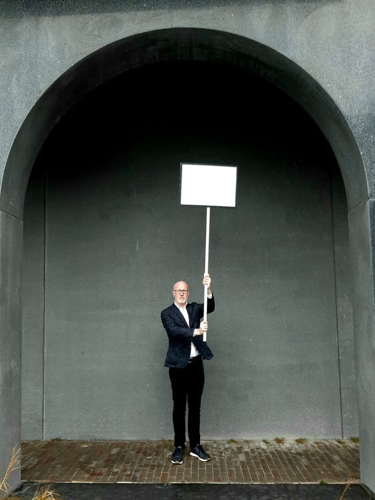 een theatrale onderzoeks- en ervaringscollage over de leegte.
Een manifestate voor / over niets én een demonstrate voor de leegte.